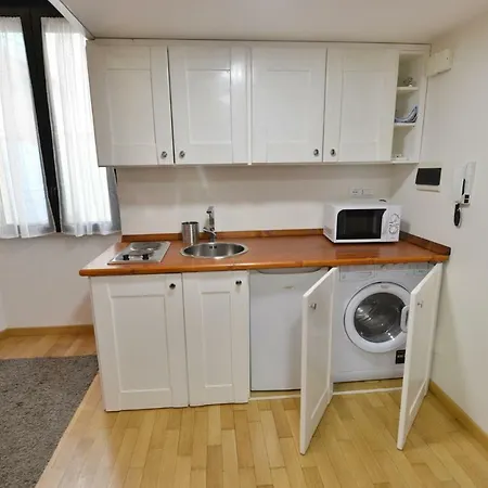 Izzhome Full Center Cozy Apartment